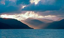 我以静默等云朵从我的眼前飘过