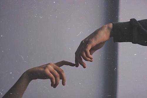 12.路过时，但在融合的那一刻，我珍惜潮湿的光线，在迷茫的夜晚照亮了道路。打开文本，咀嚼和嚼。有一个安静的幻想，这个季节是绿色。