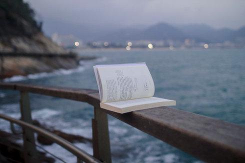 8.你,冷雨敲打着窗户,声音破碎了,墨水的文字震撼人心,文字颤抖。我,流星落下,单词被吞下,我粉碎了,错过了。