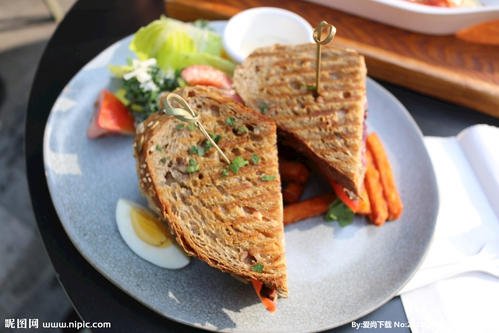 10.家庭感情是永恒的主题。每一刻都难忘的是，这比水家庭的爱更厚重的血液，构成了我们丰富多彩的生活。