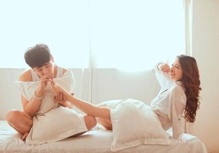 15.有多少男人嫁给将军，有多少女人不嫁给爱，有多少人独自一人呆在白头。