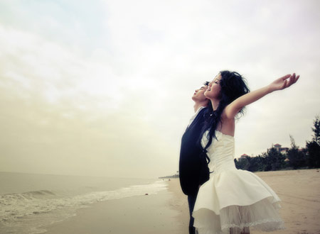 20.什么是命运?命运是一个永远不会改变的神话。命运使红艳爱上了徐翔。天真的浪漫,天真的痴情,你不想信守诺言,我宁愿漂泊在你的梦想中,当你悲伤,当无助时,愿意融化成千百年来不变的沐浴泉水来温暖你的心中 。