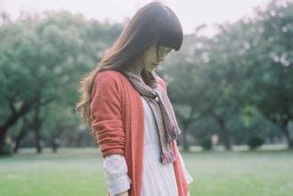 20.夜晚是寂寞的，安静地张开一张普通纸，悄悄地窃窃私语，谁在寂静中影响心灵深处的悲伤，邱瑜是无奈的告别，还是荒凉的纪念馆？思绪尽在指尖，墨水逐渐浸入指尖，花朵落在地上。