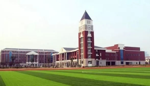 15.我爱母校，这是幼小的植物生长的地方。塔松is强，金佰挺拔，柳树优美，冬青树端庄。我们是年轻的幼苗，将根深深地扎入知识的土壤。我爱我的母校，那里是昆虫聚集花蜜的地方。蜜蜂嗡嗡作响，蜻蜓飞，蝴蝶跳舞，飞蛾唱歌。我们只是寻求蜂蜜的昆虫，将甜蜜保存在我们的心中。