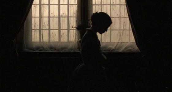 9.生活的沧桑就像我们生活中的老房子一样，充满了记忆和悲伤。有时，我们想触摸，但我们不敢伸出手。我们担心这种接触会引起饱腹感。我们充满了悲伤和秋天；有时，我们想看，但又舍不得回头，因为担心这种看会导致流泪。