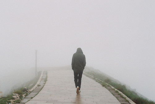 20.没有谁是谁,只有谁是谁。捡起沾满灰尘和泥土的花瓣,雨水很快就死了,曾经令人惊艳的花香也消失在过去的记忆中,只是枯萎了。也许,它也感受到了那盛开的花朵的生命力。