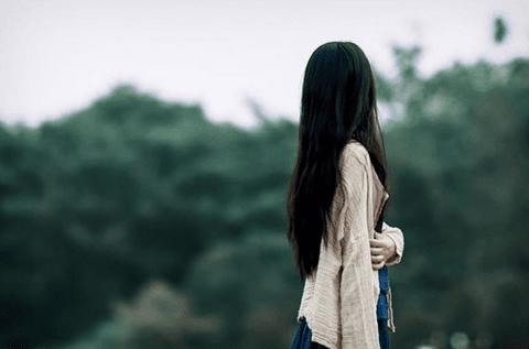 9.现在我选择离开这个城市，选择离开所有认识我的人，选择逃避我以前的记忆，我选择住在另一个地方，我不会留下我们的记忆，我将独自一人在我们曾经去过的地方，我将一点一点地拾起那些记忆，然后将它们全部抛入我内心深处。即使我心痛，我也必须勇敢地做。