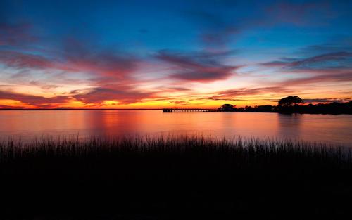 10.她微微一笑，柏嫩的脸上出现了害羞的脸红，使她更加害羞和可爱。