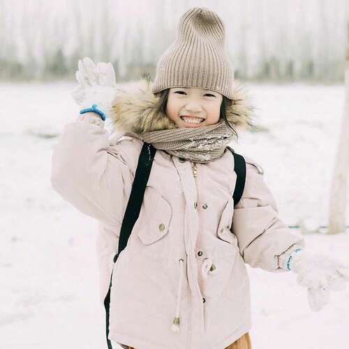 18.你说过第一场降雪期间你会陪着我。你现在在哪里?你旁边的是谁?