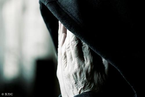 11.是的，如果疼痛，您会放手。人们不会放手，因为这件事并没有伤害您。如果它使您难以忍受，那就放手吧！人是世界上最聪明的动物。如果您受伤了，您将知道如何保护自己。只有白痴和傻瓜会反复伤害自己。