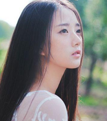 11.生命是一个见证者,在春天,夏天,秋天和冬天相继见证着花朵盛开和秋天。生活在一个又一个熟悉而又陌生的世界中走来走去,那些走近或走远的人。长期以来,彼此的咒骂是非是非,并随着时间的流逝而消失。鸟类没有任何消息,一只被世界遗忘,两只被遗忘,两只被遗忘,两只毫无价值。