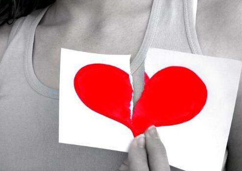 9.你对我很残酷,但我对自己更残酷。我们两个人彼此相爱,只是一个人折磨我。