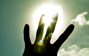 21.当您不旅行，冒险或艰苦奋斗但还没有尝试过生活时，您会挂在QQ上，浏览微博，访问淘宝并全天玩在线游戏。 80岁那年，您想做什么？您想年轻吗？