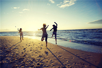 当您独自一人走过人群，看着海峡两岸的灯光时，找不到归属感