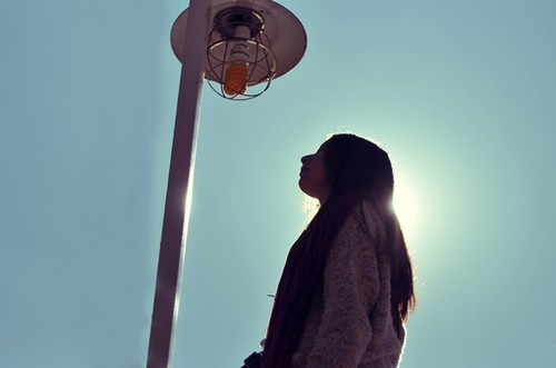 30.无论世界如何对待您，请一如既往地继续努力，勇敢和充满希望。