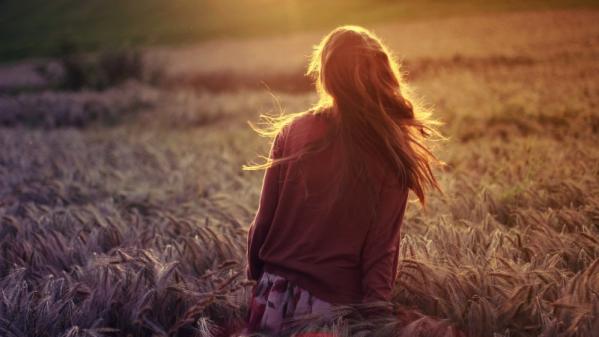 20.爱的誓言只是我无法忍受的时刻。这很令人悲伤。我不相信誓言,但我会永远答应你。