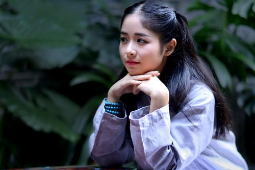 12.瀑布般的长发，优雅的连衣裙，标准瓜子脸，聪明的杏仁眼，那种稳重而端庄的气质，即使是顽皮的人，在见到你时也会保持谨慎。