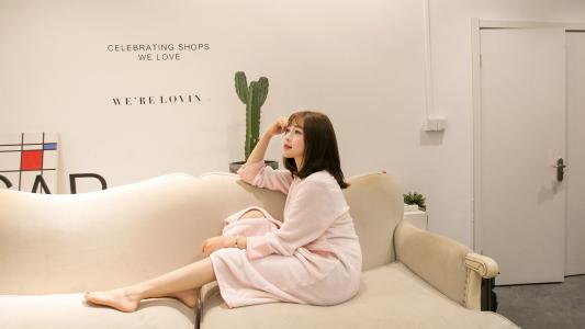 11.她的脸上带着甜美的笑容,像朵朵盛开的玫瑰。她的脸上是甜美的笑容,像一朵盛开的玫瑰。