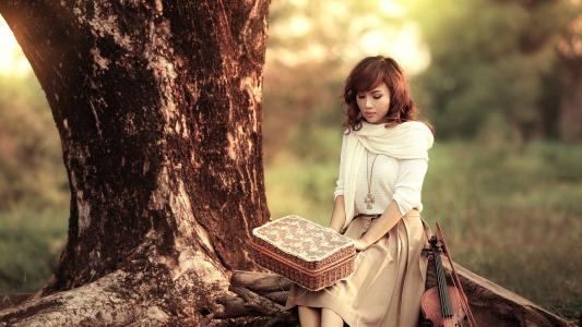 10.就像圆润的酒一样,嘴角也露出笑容!