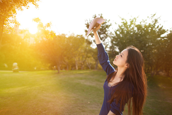 20.我想不止一次爱你。我想爱你比任何人都爱你多一点,但是我再也没有机会再次相爱,所以我让你爱别人。