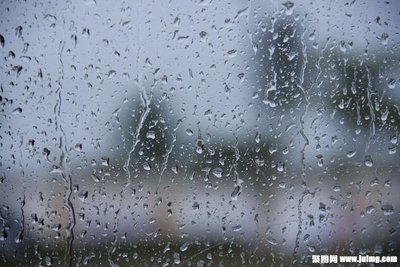 12.小雨令人耳目一新。倾盆大雨，高兴地进入门。暴雨像纸条，幸福进入家中。愿您在雨天心情愉快，被风吹走的忧虑，被雨水冲走的忧伤。向您报告健康状况，并安全地拥抱您！