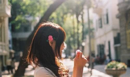 10.你不知道我在想你，因为你不爱我。我知道你不想要我，但你仍然爱你，因为我太愚蠢了。也许有时候，回避不是因为害怕面对某件事，而是因为等待某件事。