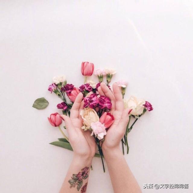 15.时间像云一样流淌，我们的青年在蓝天中微弱地穿梭。