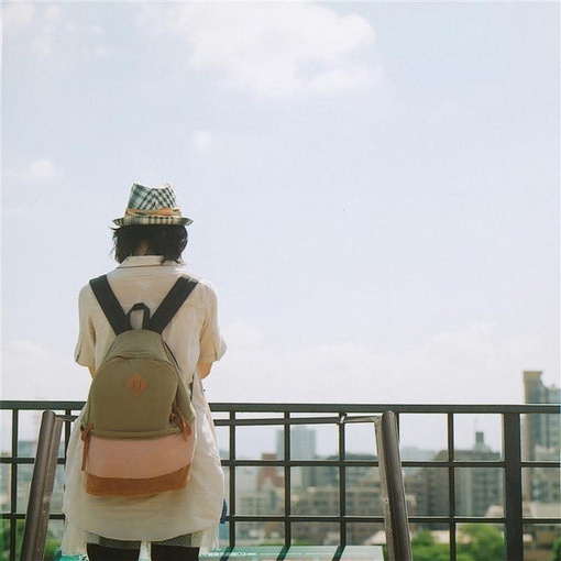 15.女人可以风骚，性感或自由，但女人必须是她自己。