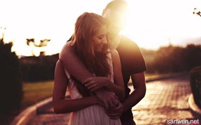 12.笨拙地接近你，甜蜜甜蜜地回想着你，美丽的美丽在想着你，很高兴和你见面，真诚地喜欢你，诚实真诚地爱上你，永远永恒地爱你，永远陪着你一生。