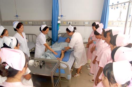 15.生命中有五个基本要点。第一个是清洁的空气，第二个是净化饮用水，第三个是循环沟渠，第四个是打扫房屋，第五个是充足的阳光。 ---夜莺