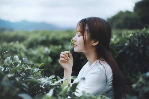 10.男人早在年幼时就应该感谢和他在一起的女人。因为一个几岁的男人处于生命的最低点,没有金钱或职业;一个多岁的女人是她最辉煌的时光。