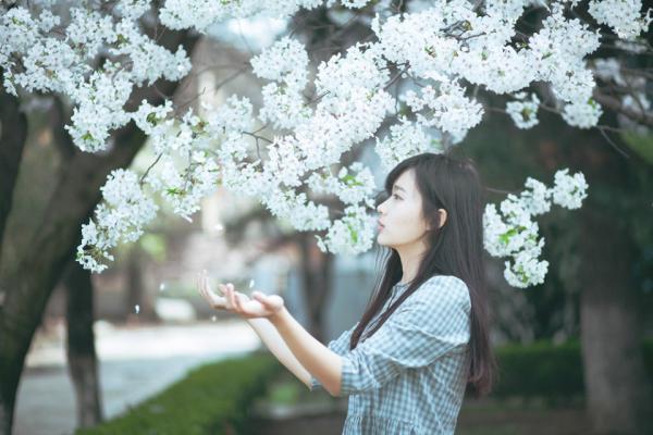 20.通过我的经验,我学会了对他人友善,但也让自己走了。用我的才华和能力为他人带来好运和幸福,这比批评和指责更有意义和更有价值。世界上没有完美的事物,没有完美的人,关键是确切地知道您想要什么。如果您得到想要的东西,那么您肯定会失去另一部分。如果您想获得一切,您将一事无成!