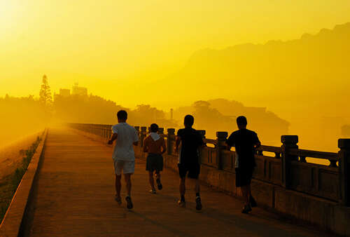 20.善于追求一切都是一种积极的想法，但不是最佳的生活方式。只有随和，生活才会轻松。