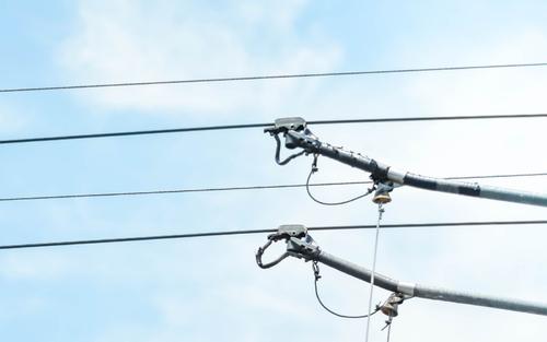 10.当一个女人和一个女人在一起时，除了吃饭，她还在买东西。