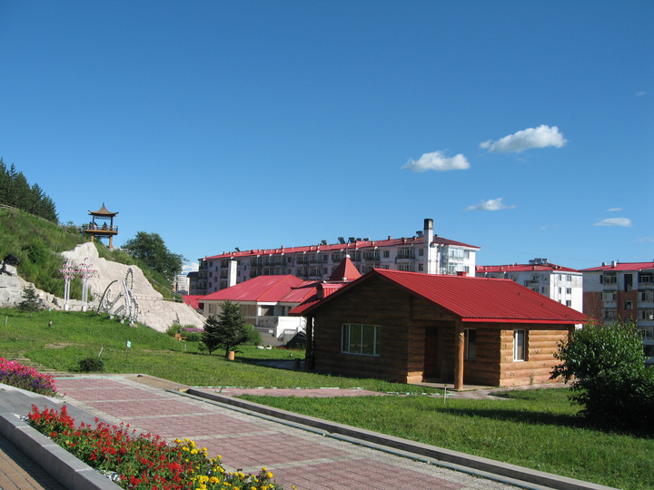 15.坚固的乡村可以经受冬天的考验。美丽的雪花飘落下来，在深山村里穿上圣衣。下了几场雪后，温暖的春天就不远了。