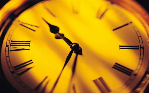 10.知道岁月终将变老,我静静地站在青春的尽头,期待着风的微笑,并期待着我内心的温暖。看到指尖过去的岁月,我仍然明白,我不仅遇到了年轻人。