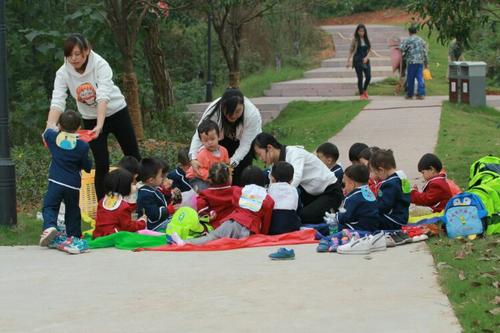 10.这里的老师祝孩子和父母新年快乐！祝孩子们在新学年里健康，快乐，幸福地成长！