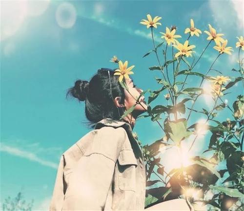 9.在最纯净最美好的岁月里,你只留下了记忆的伤痛。