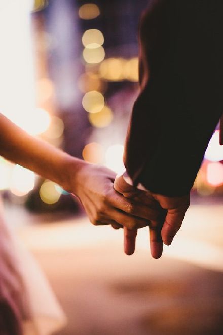 12.朋友，我们应该是一个深沉的女孩，一个流氓女孩和一个良种女士。