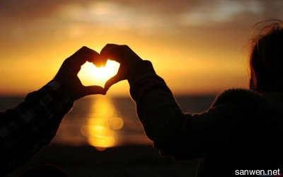 11.也许你可以爱很多人,但只有一个人会让你微笑最灿烂,哭得最悲伤。