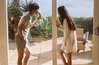 11.父亲同意了她的要求。她立刻变得兴奋起来，眉毛欣喜地飞起来，眼睛像两个小的新月形月亮一样起。