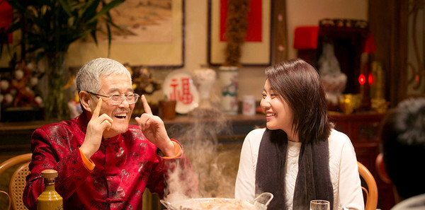 11.除夕夜的每个家庭都很活跃。家庭主妇准备了当年最丰富，最有意义的团圆饭。最快乐的时间是放鞭炮。整夜都在放鞭炮声。每个人都不在除夕睡觉，并且保持一岁。