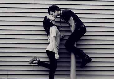 10.鸟儿在空中歌唱，仿佛在祝贺我。花儿在阳光下绽放，仿佛在祝福我。啊，我父亲带我去北京玩，我欣喜若狂，我跳着走路。