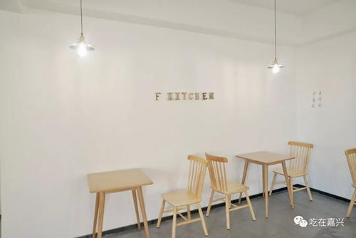 12.幸福是一管结实的胶水，可以粘合所有的悲伤。 smile是一种混合均匀的涂料，仅需一支刷子即可成为崭新的涂料。记住要每天使用微笑的油漆和快乐的胶水来装饰您的生活和幸福的生活。