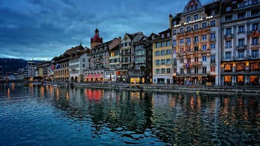 11.仁春只有七天大，已经离开家两年了。回到野鹅之后，西法在花前。 （薛道恒：“白日归来的思考”）