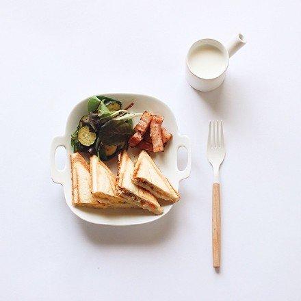 12.逆境总会存在，生活中总会有攻击。愿你不屈服命运的安排，持之以恒！永远坚强地生活！