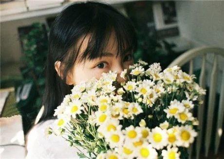 那个人会在耳边低语：没关系，我在这里。当你伤心时，他会珍惜与你有关的一切。有这样一个人，我恋爱了。