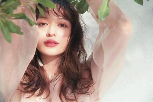 12.她甜美的笑容,犹如凉爽的泉水流淌在我心中。