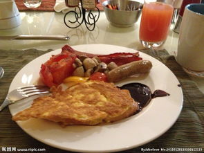 12.秋天总使我想起许多温暖的事情，尤其是在已经久了之后。例如，在童年朦胧的秋季雨天，例如高中下午，当高中某人穿着校服去洗手间并在阳光下懒惰时，例如朋友聚会时，例如，家庭团聚。所有这些回忆使我感到安宁和深深的思念。