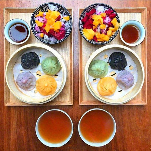 10.同学们聚在一起，在记忆中寻找熟悉和快乐的感觉，校园里的一切逐渐变得清晰起来。让我想起的是当我们在一起上课时的专注力，并肩走路和大笑的样子，在运动场上追逐的人物，小小的回忆，表现出欢快的笑容。我记得老师以言传身教的模样，模糊地记得校园里高大的立树杨树给我们带来了多少美好和期待的回忆，以及每年落叶倒下了多少快乐的同学。